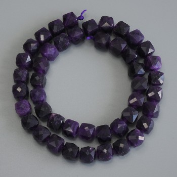 Korálky sugilit brusované čtvercové, rozměry 9×9 mm, délka 38 cm na niti