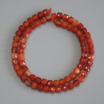 Achátové korálky ve tvaru kostek, granátované, průměr 5×5 mm, délka 37 cm, navlečené na niti