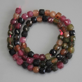 Turmalínové broušené korálky ve tvaru čtverce 6×6 mm na niti, délka 37 cm