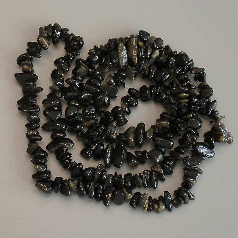 Korálky Sluneční obsidián, drobné fragmenty, průměr 6–8 × 2,5 mm, délka 78 cm, na šňůrce