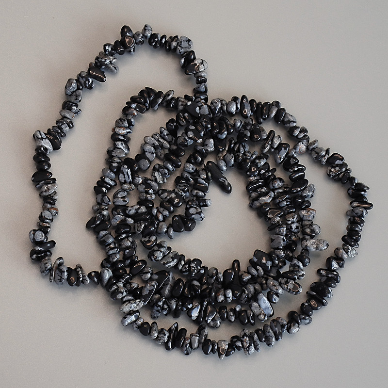 Korálky sněhový obsidián – slzy Apačů, drobné, průměr 6×3 mm, délka 80 cm, na niti