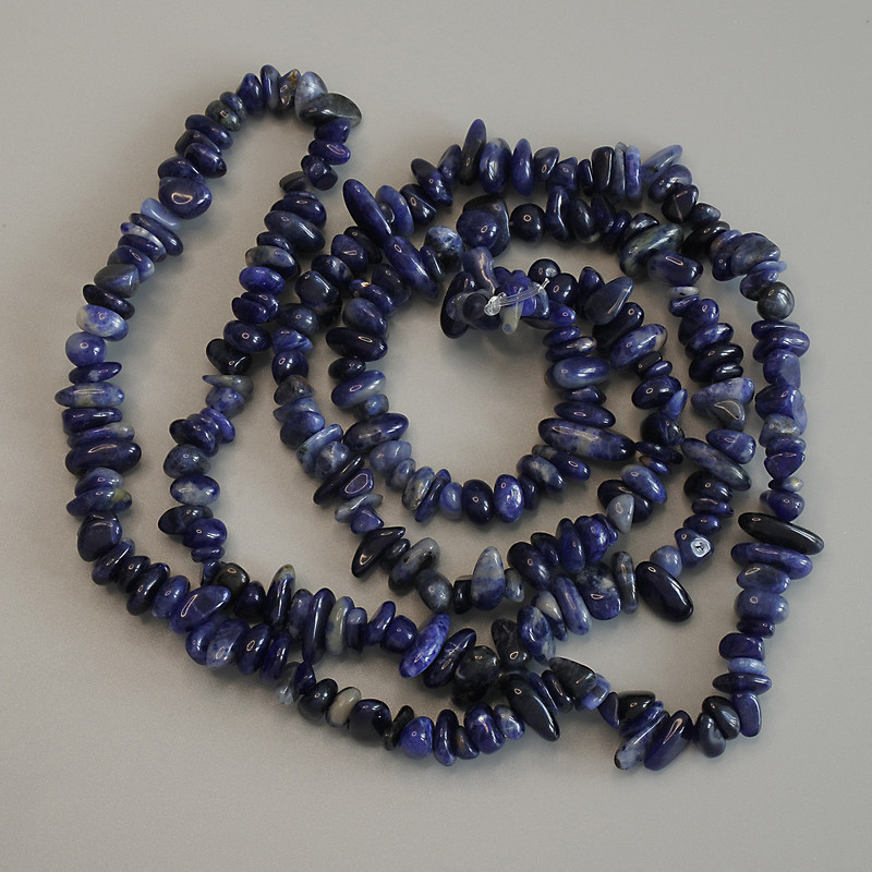Sodalitové čipové korálky, průměr 6–9 × 2–4 mm, délka cca 80 cm, navlečené na vlascu
