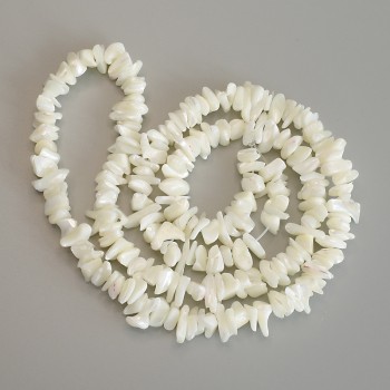 Perleťové drobné korálky, průměr 10–13×4–5 mm, délka 80 cm, na vlasové šňůře