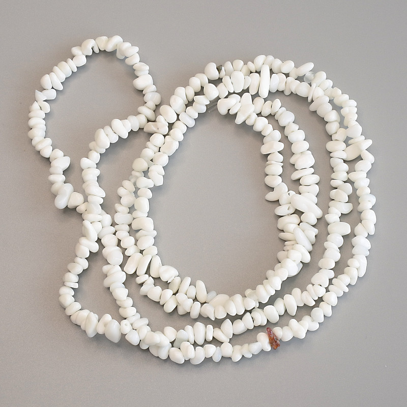 Korálky z bílého křemene, drobné, průměr 4–7×3 mm, délka 86 cm, navlečené na vlascu