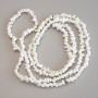 Korálky z bílého křemene, drobné, průměr 4–7×3 mm, délka 86 cm, navlečené na vlascu