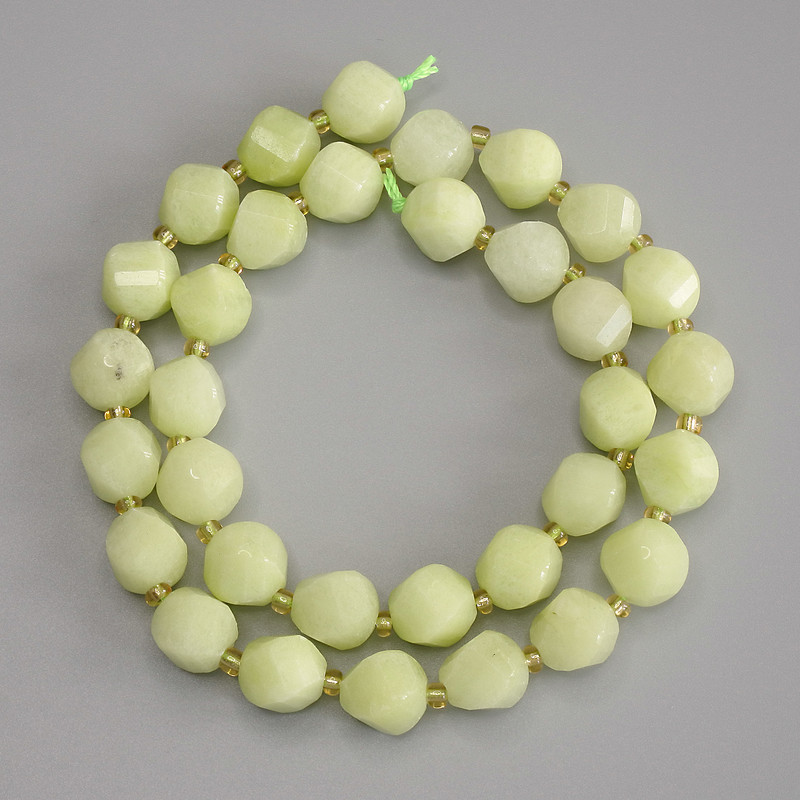 Korálky z chryzolit (olivín), broušené do tvaru rhombu 10×8 mm, 5 mm, s rokajlem na niti, délka 39 cm