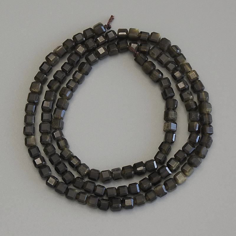 Korálky ze slunečního obsidiánu, brusované kubíky, průměr 3 mm, délka 39 cm, na niti