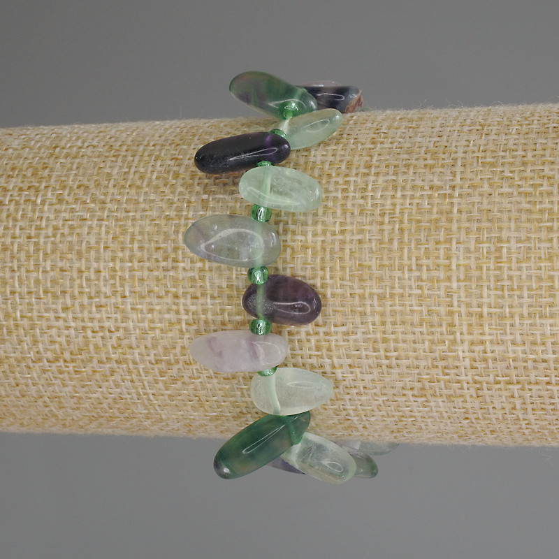 Náramek z fluoritu s tvarem motýla, průměr 10–17 × 7–8 mm ±, s rokajlem o průměru 3 mm ±, délka 18 cm (elastický)