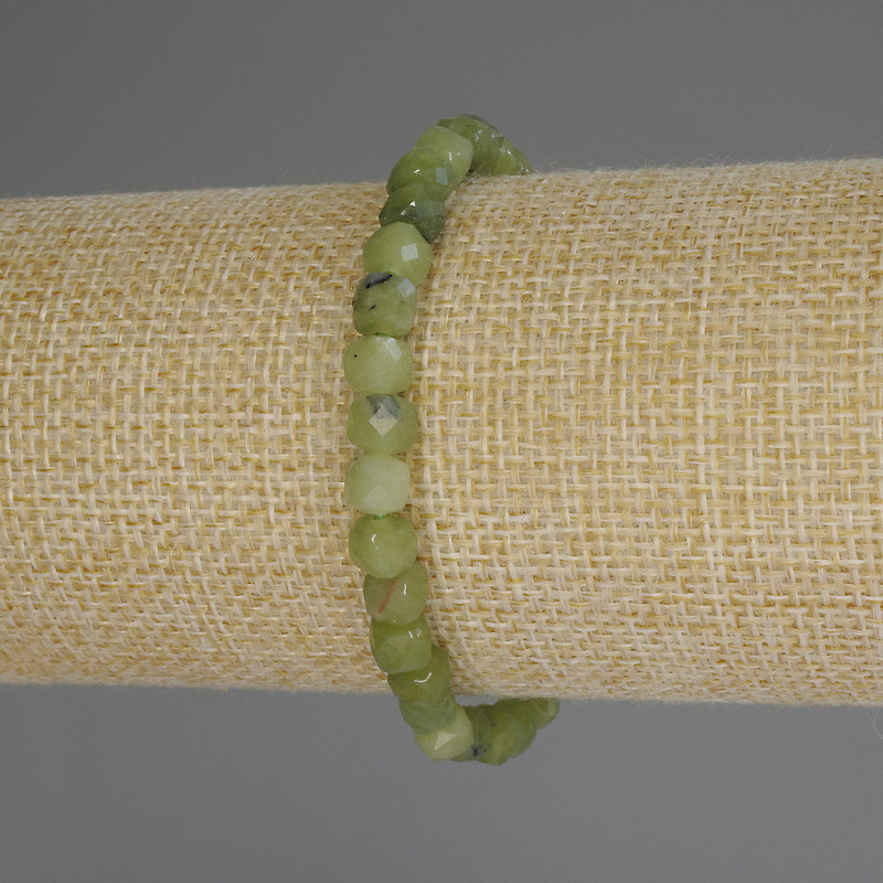 Náramek z kanadského jadeitu, přírodní kámen, broušené kubické korálky, průměr 5,5 mm, délka 18 cm (elastický)