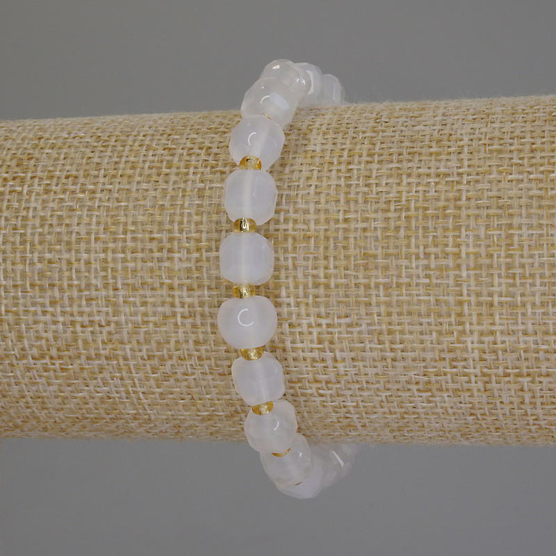 Náramek z bílého křemene – broušený kubík, průměr 7×7 mm, délka 18 cm, elastický