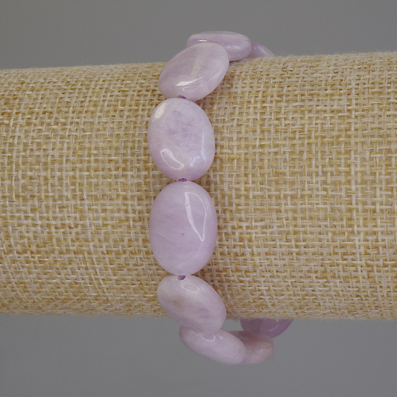 Náramek z kunzitu, oválný, průměr 16×12 mm, délka 18 cm, elastický