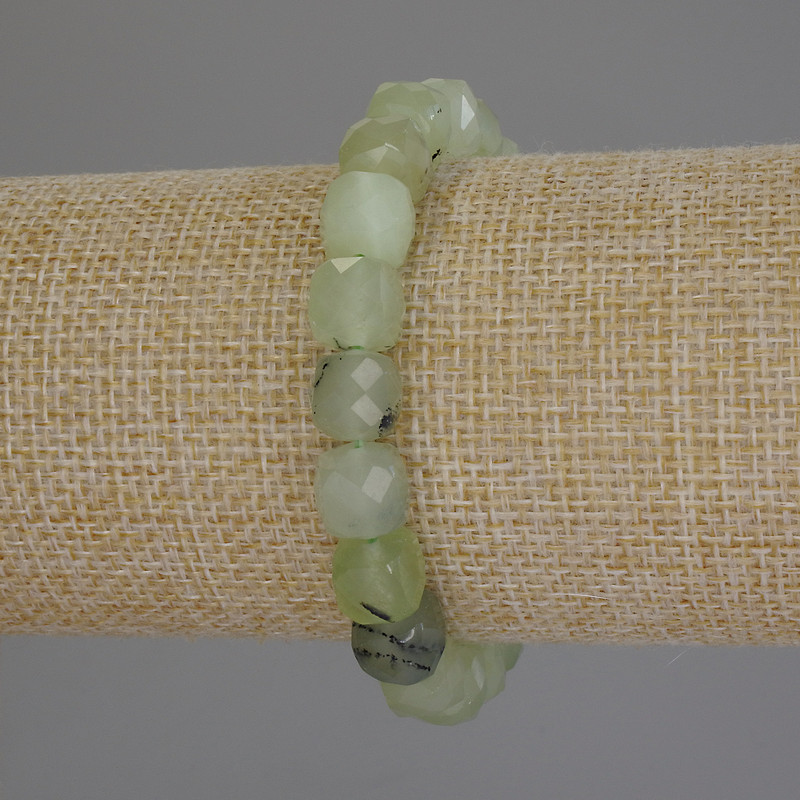 Náramek z prehnitu, facettované kubíky, průměr 9 mm, délka 18 cm (elastická šňůra)