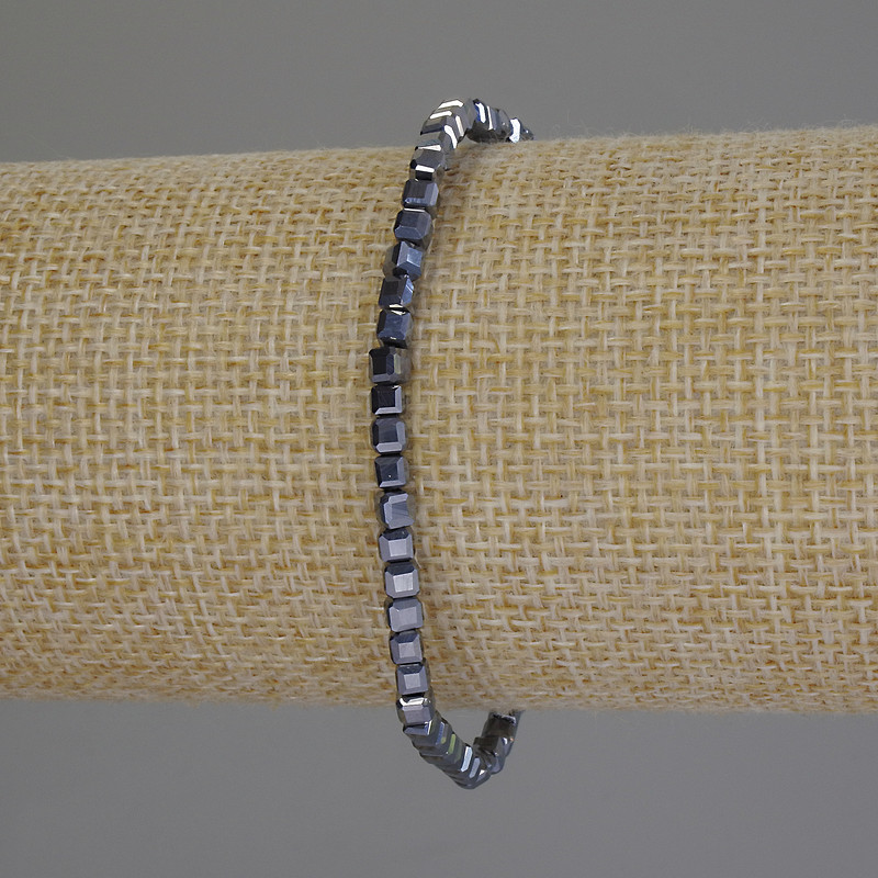 Náramek z terahertzu s facettovanými kubíky, rozměr 3 × 3 mm, délka cca 18 cm, elastický