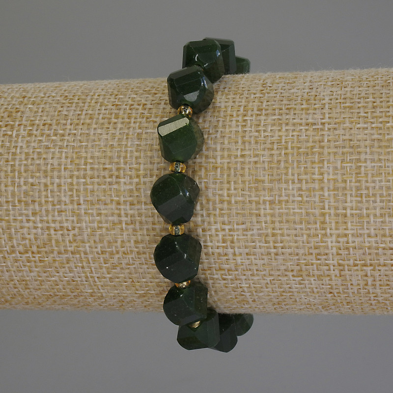 Náramek z chrysoprazu s fasetovanými rhombíky, délka 18 cm