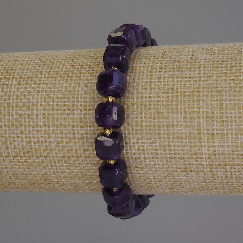 Náramek ze sugilitu, brusované kubické korálky 8×8 mm, +/- rokajl 3 mm, +/- délka 18 cm, elastický