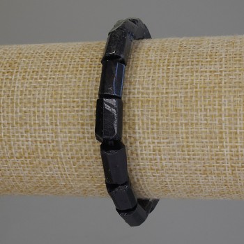 Náramek z turmalínu, opracované kameny ve facetech, průměr 12×7 mm, délka cca 18 cm, elastický