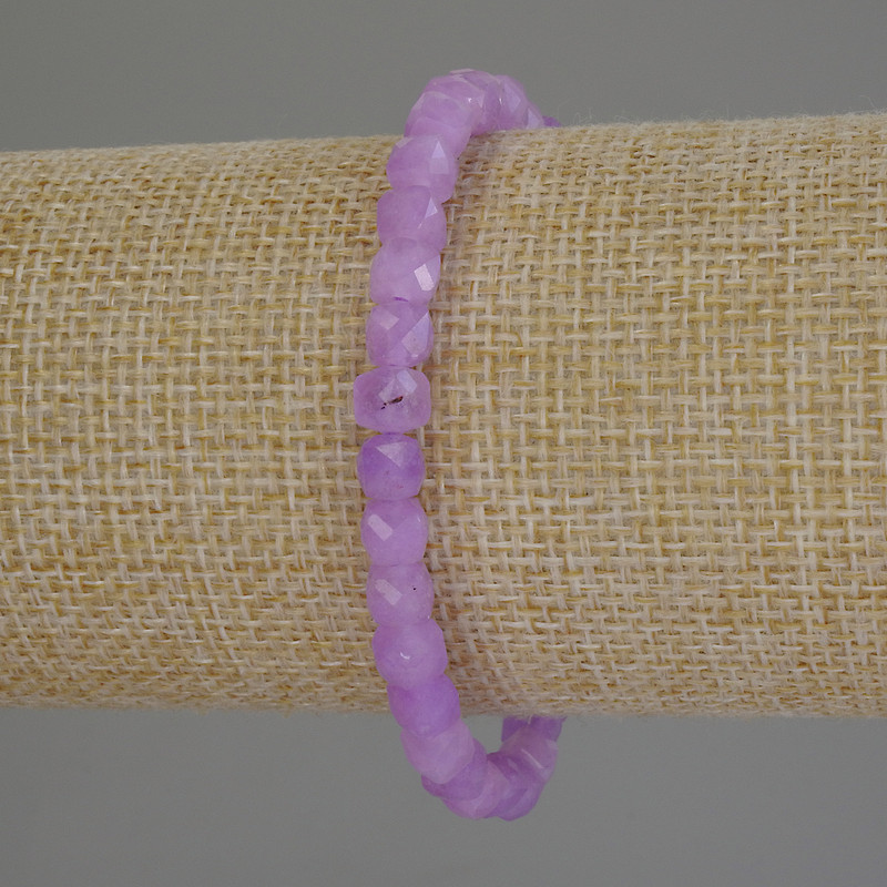 Náramek z levandulového ametystu, fasetované kubické korálky, průměr 5 mm, délka 18 cm, pružný