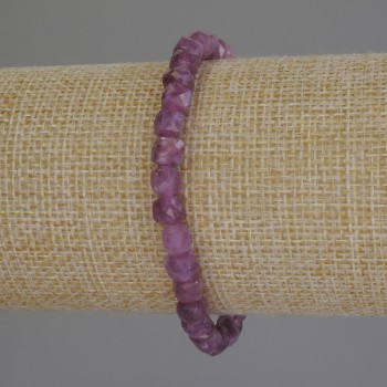 Náramek z turmalínu – broušené kubické korálky, průměr 5 mm, délka 18 cm (na gumičce)