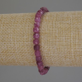 Náramek z broušeného turmalínu, kubický tvar, průměr 5 mm, délka 18 cm (elastický)