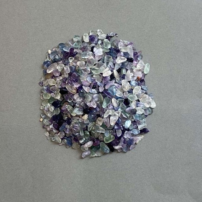 Přírodní fluoritová drť bez otvoru 2–10 × 2–4 mm ± (za 100 g ±)