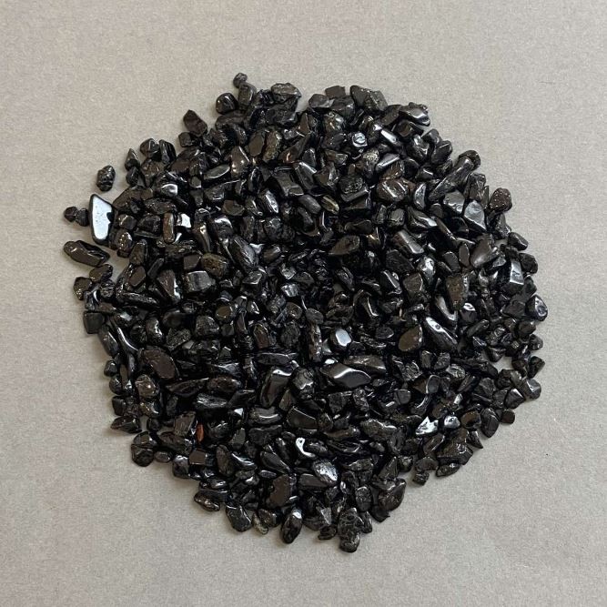 Přírodní drť agátu bez otvoru 3,5–10×3–4 mm ± (za 100 g)