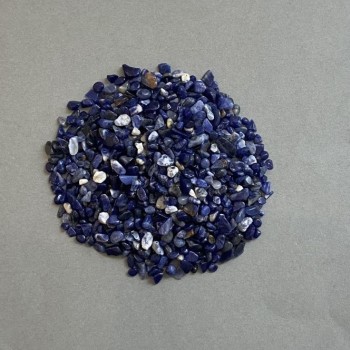 Přírodní kámen sodalit, drť bez otvoru 3–4×4–6 mm ± (za 100 g ±)