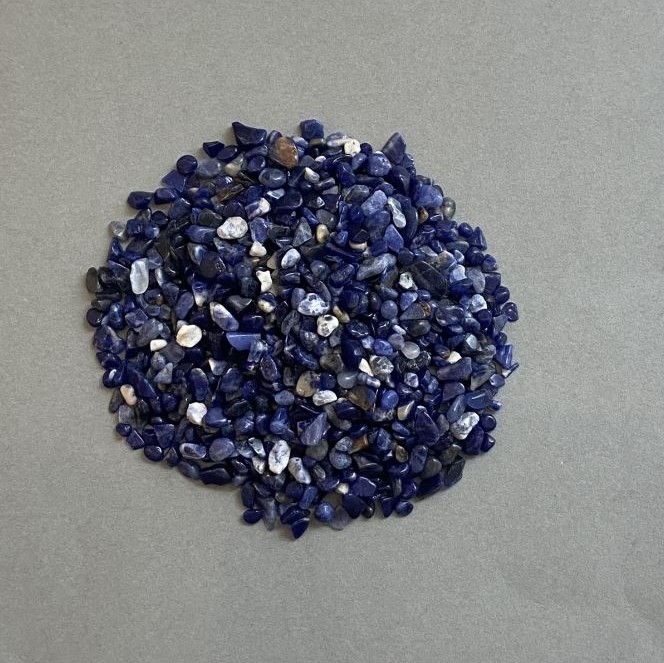 Přírodní kámen sodalit, drť bez otvoru 3–4×4–6 mm ± (za 100 g ±)