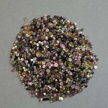 Přírodní turmalínová drť bez otvoru 2,5×2–3 mm ± (na 100 g)