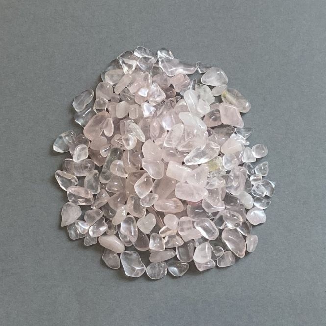 Přírodní kámen růžový křemen drť bez otvoru 4–10 × 5–6 mm ± (na 100 g ±)