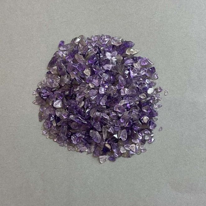 Přírodní ametystová drť bez otvoru 2-11×3-7 mm +- (za 100 g+-)