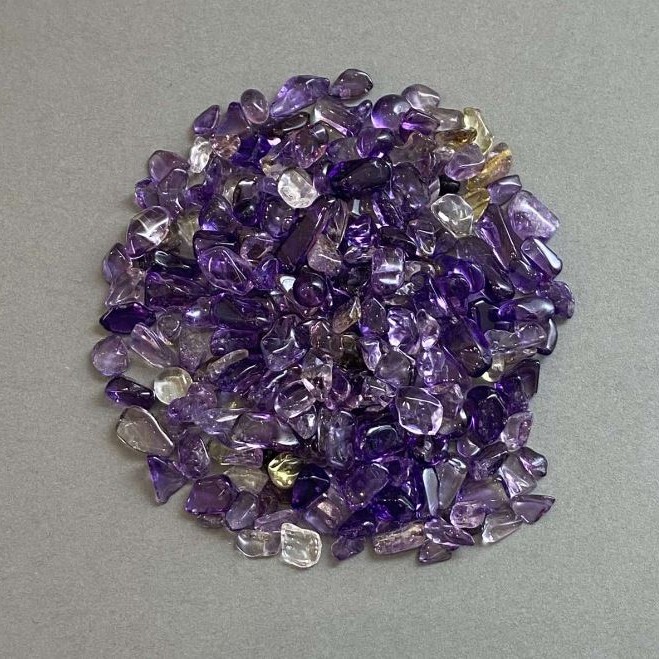 Přírodní ametystová drť bez otvoru 5–11×5–6 mm+- (za 100 g+-)