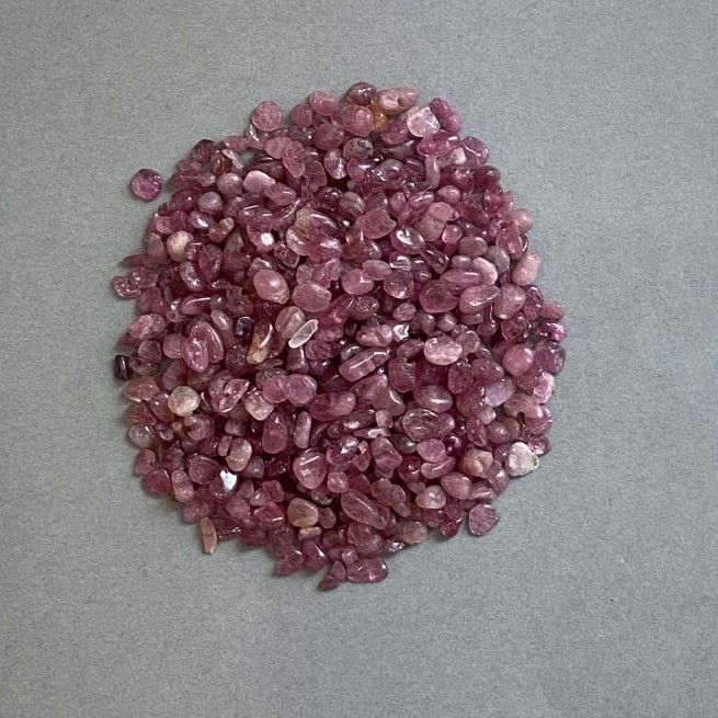 Přírodní turmalínová drť bez otvoru 3-7×3-5 mm ± (na 100 g ±)