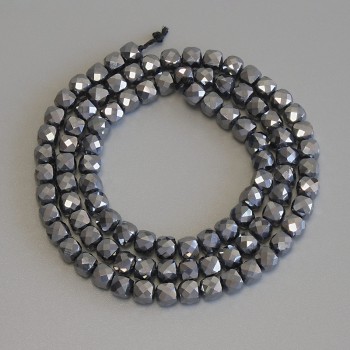 Korálky Terahertz brusované kubíky, rozměr 4×4 mm ±, délka 39 cm ± na niti