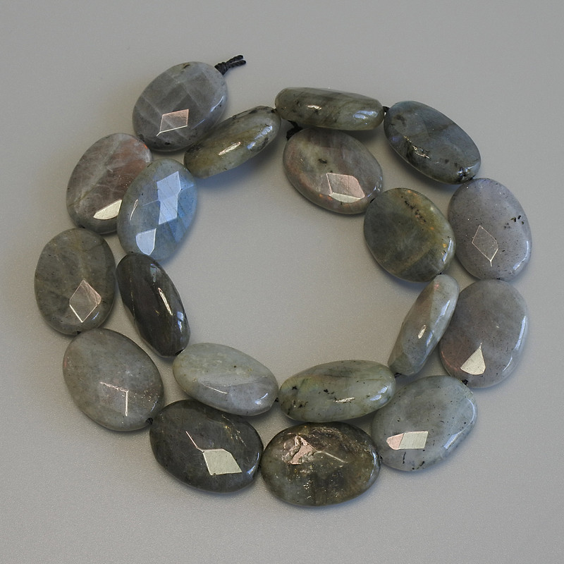 Korálky labradoritu brusované oválné, průměr 21×14 mm ± na niti, délka 39 cm ±