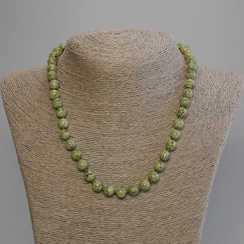 Náhrdelník ze serpentinitu – hladké kuličky 8 mm, délka cca 50 cm, s uzávěrem