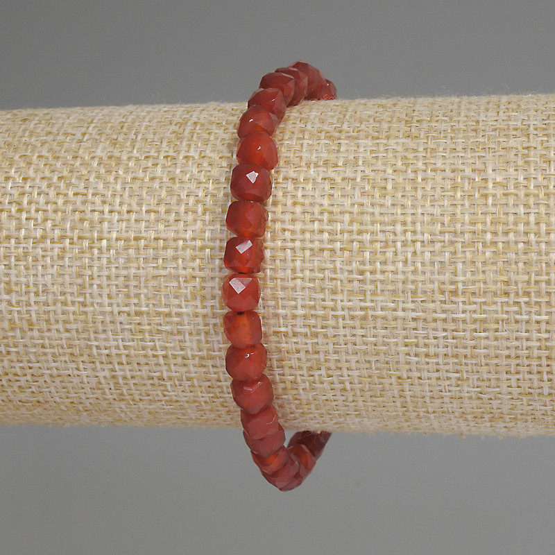 Náramek z karneolu, broušené kostky, průměr 5 mm ±, délka 18 cm ±, elastický