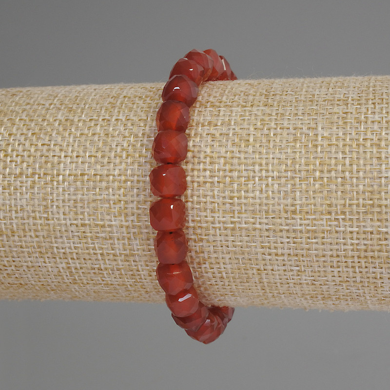 Náramek z karneolu, broušené kubické korálky, průměr 7 mm, délka cca 18 cm, elastická šňůra
