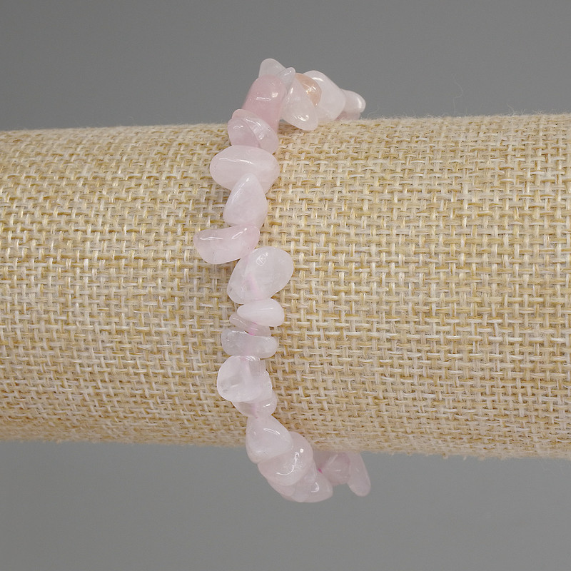 Náramek z růžového křemene – drobné úlomky, průměr 6–9×3–5 mm, délka 18 cm, elastický