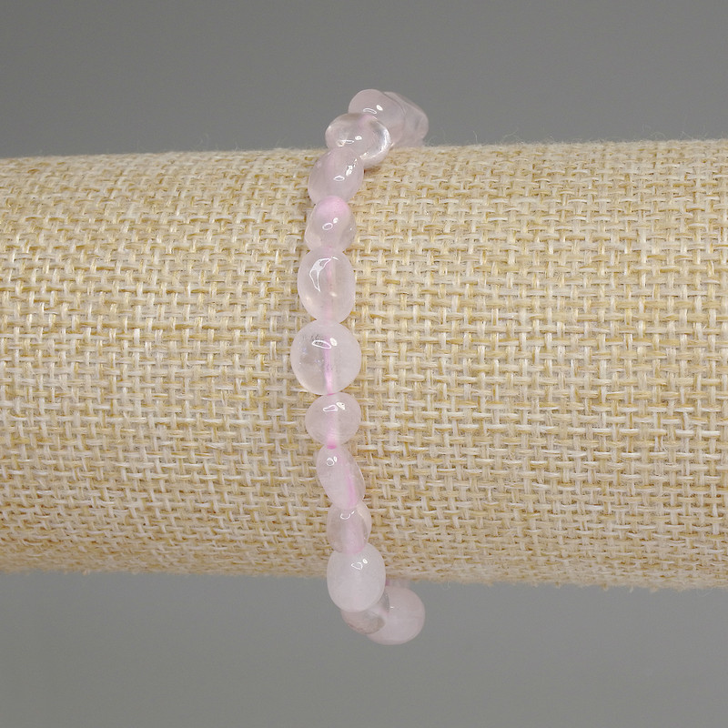 Náramek z růžového křemene, broušené korálky, průměr 5–8×6 mm, délka cca 18 cm, elastický