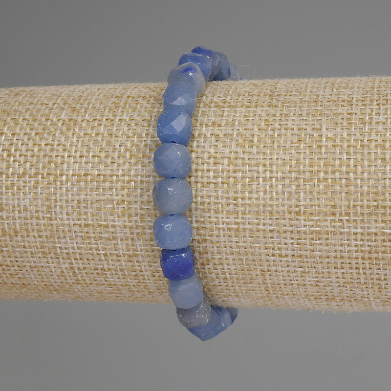 Náramek z modrého aventurínu broušené kostky, průměr 7 mm, délka 18 cm, elastický