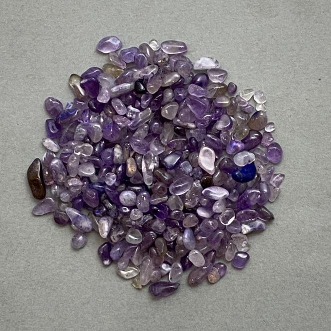 Přírodní ametystová drť bez otvoru 2–7×2–4 mm ± (na 100 g ±)
