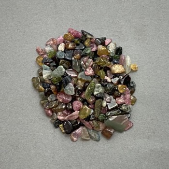 Přírodní drť turmalínu bez otvoru 3–8 × 3–5 mm ± (na 100 g ±)