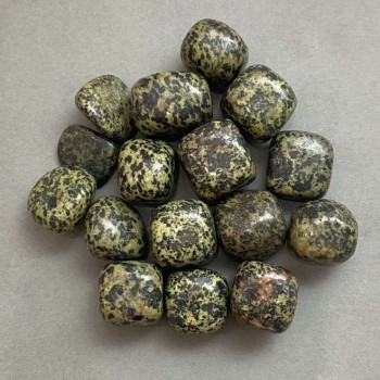 Suvenýrový přírodní kámen Serpentinit leštěný ~ rozměry 17–21 × 17 × 17 mm (+-) balení 100 g (cena za 100 g)