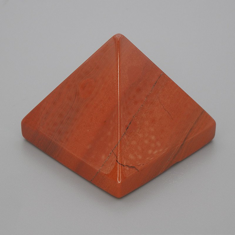 Pyramida suvenýr z přírodního kamene červený jaspis, délka 38×38 mm +-, šířka 33 mm+