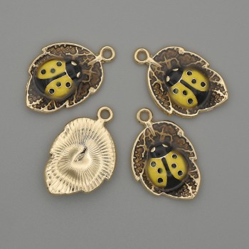 Přívěšek Sluníčko na lístečku, žlutý smalt a zlatý kov, průměr 14×22 mm, balení 4 ks