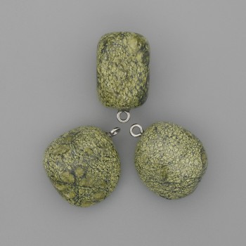 Přívěšek ze serpentinitu ve tvaru krychle, rozměr 22×22 mm, délka 26 mm