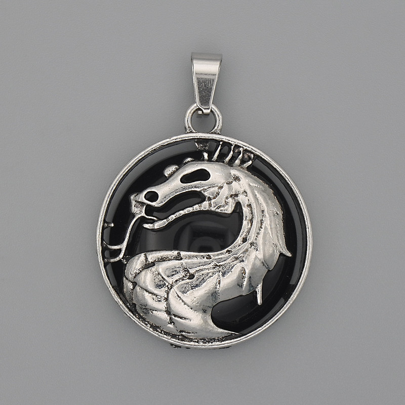 Přívěšek Drak v kruhu s agatem, průměr 28 mm ±, délka 38 mm ±, stříbrný kov