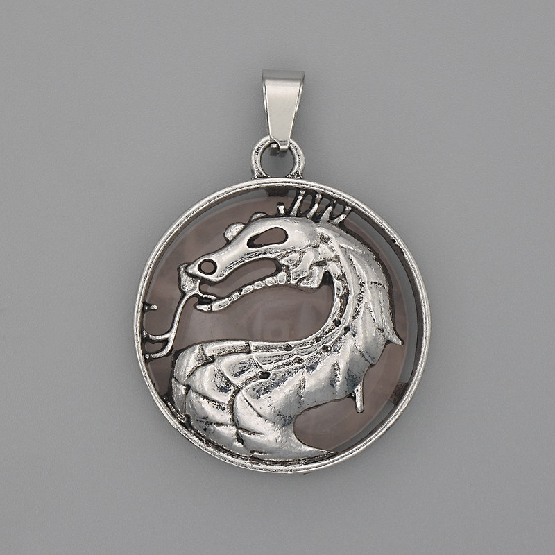 Přívěsek Drak v kruhu z růžového křemene, průměr 28 mm ±, délka 38 mm ±, stříbrný kov