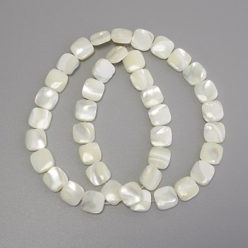 Perleťové korálky čtvercového tvaru, průměr 10 × 10 mm, délka 40 cm ± na niti