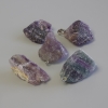 Přívěšek z přírodního fluoritu, neopracovaný, průměr 37–50 × 18–33 mm, různých velikostí